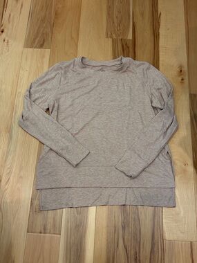 ALO Yoga Long Sleeve Hem lightweight Sweatshirt